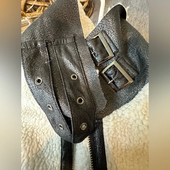 Vigoss Sherpa and Faux Leather Jacket - Picture 5 of 6